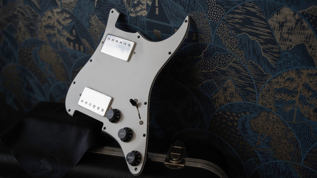 Battipenna Fender Stratocaster Vintage - 1 Strato Bianco, 8 Fori, Per Battipenna Fender Stratocaster Vintage - 1 Strato Bianco, 8 Fori, Per